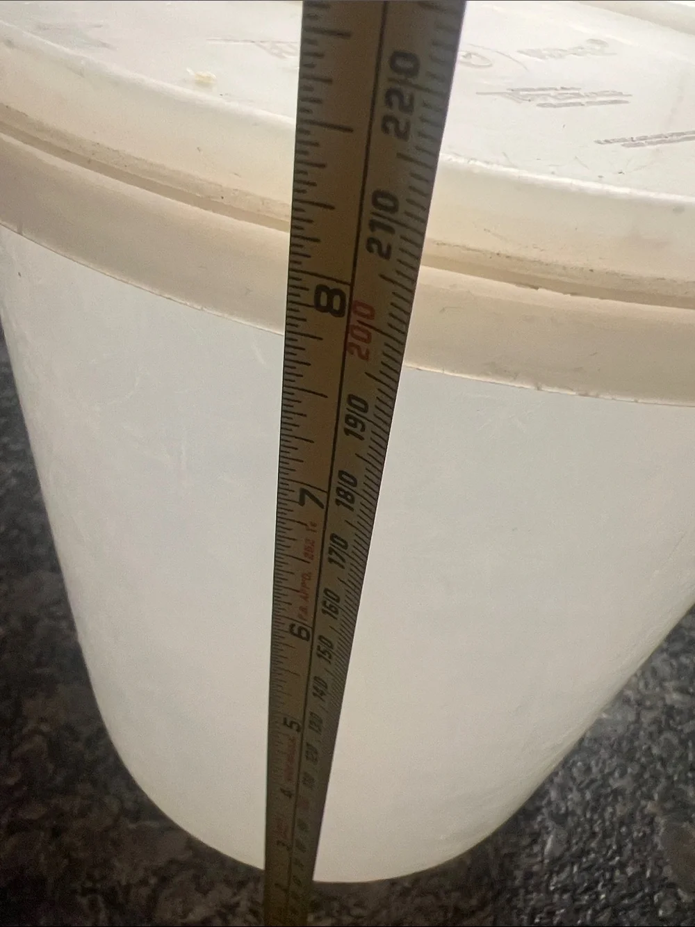 Plastic Storage Bucket with FlipLid - White #254 20 cup, 5 qt. Fair condition.